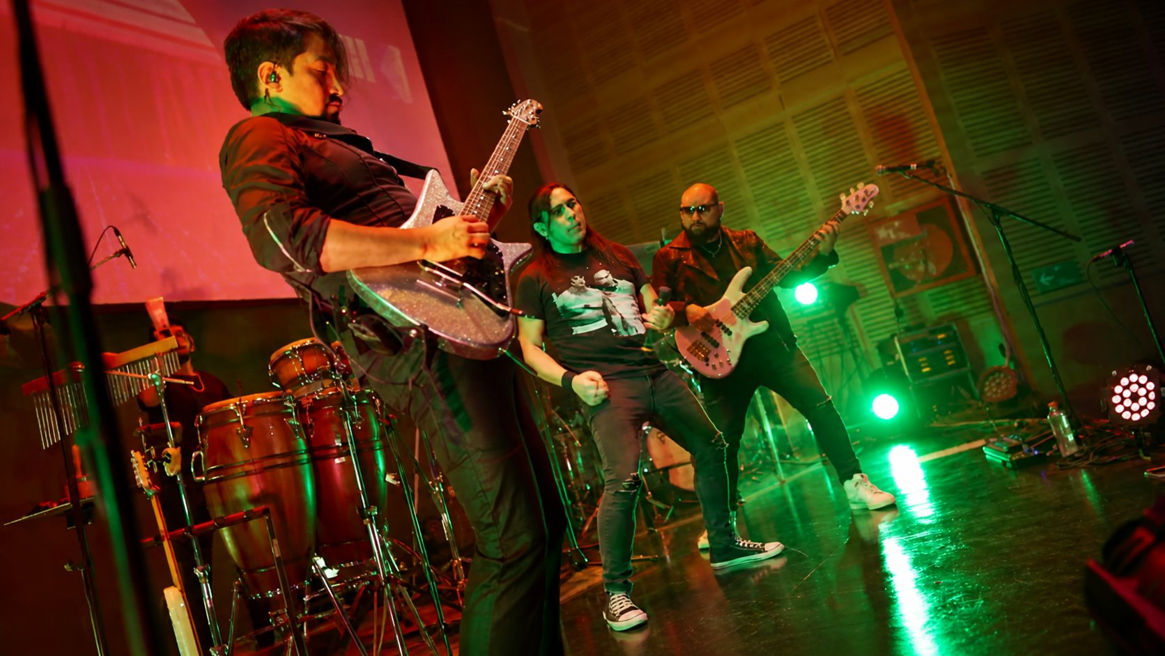Rocko Miranda tocando guitarra en vivo junto a Hitbox y Nico Cid