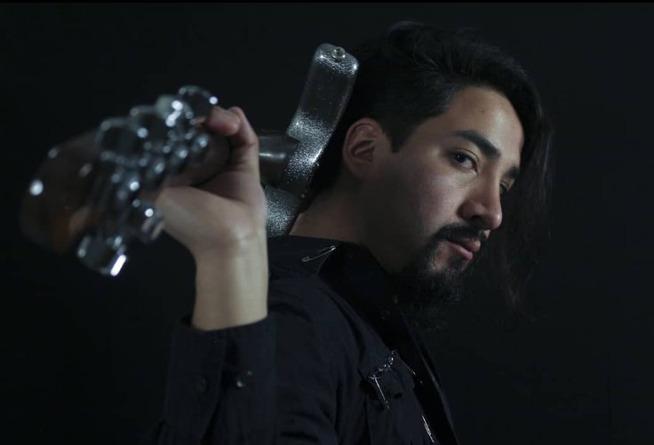 Retrato de Rocko Miranda con su guitarra