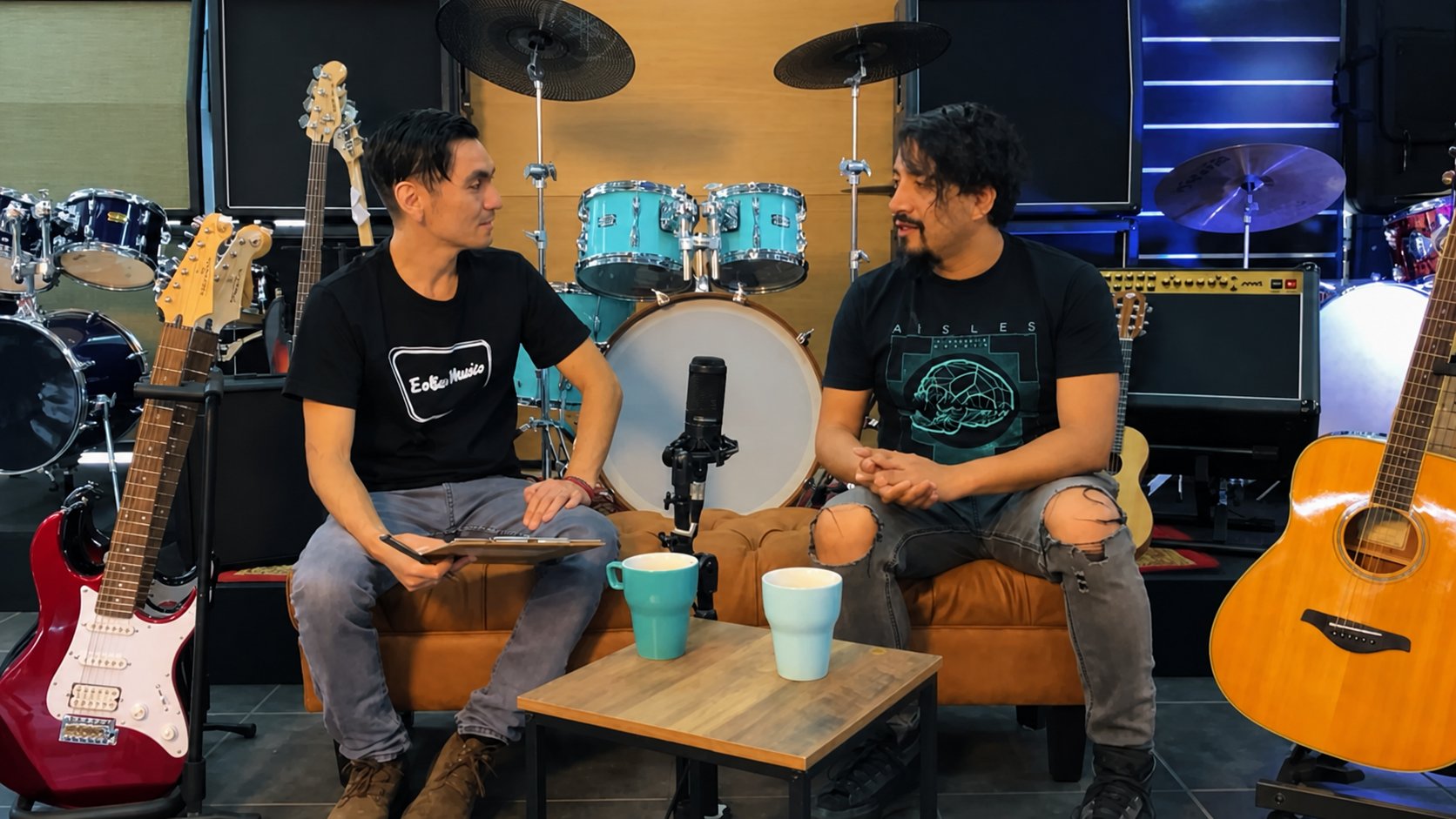 Rocko Miranda conversando en un estudio musical