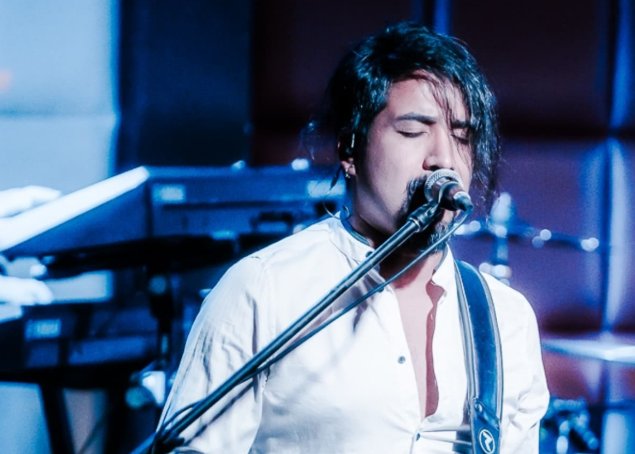 Rocko Miranda interpretando y produciendo música en vivo